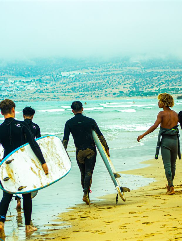 Les surfeurs descendent vers l'eau