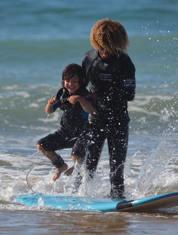 Le coach accompagne un enfant dans la mousse