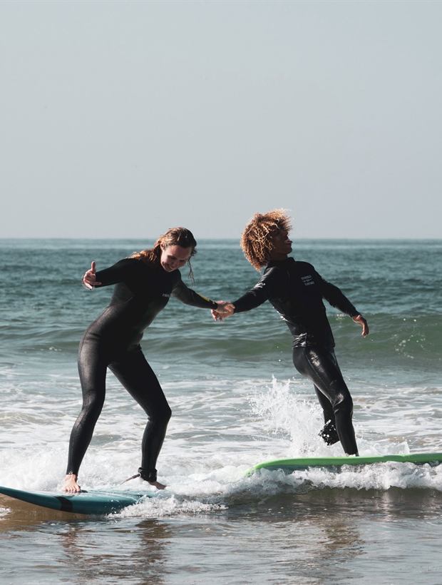 Deux surfeurs partagent la même vague