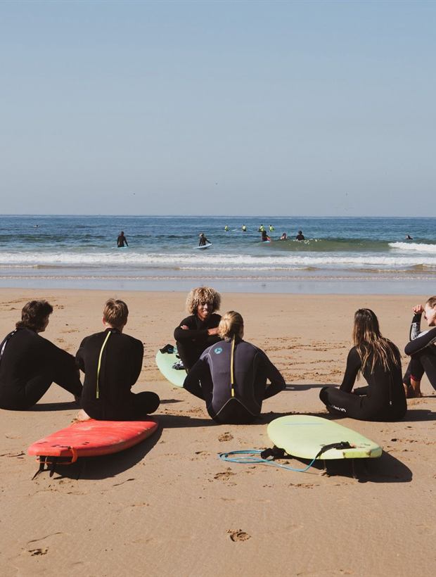 Le groupe sur le sable avec les planches