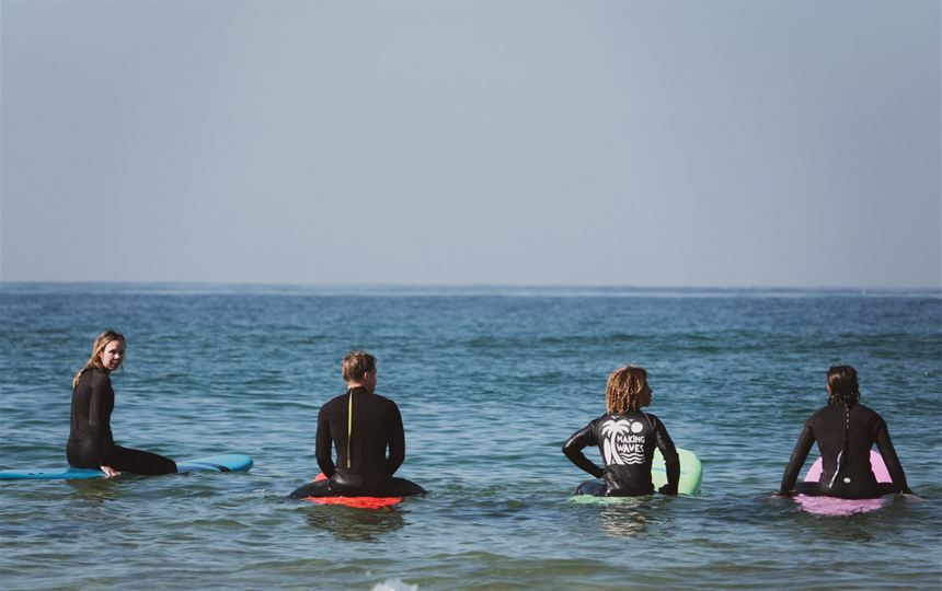 Surfeurs assis au line-up, à l'attente de la série