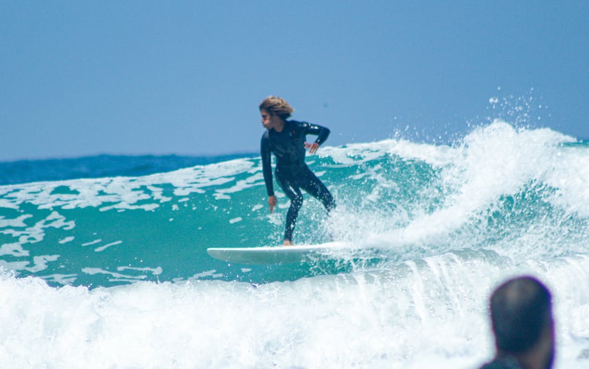 Surfeur en trimming sur une vague verte, entre Agadir et Taghazout
