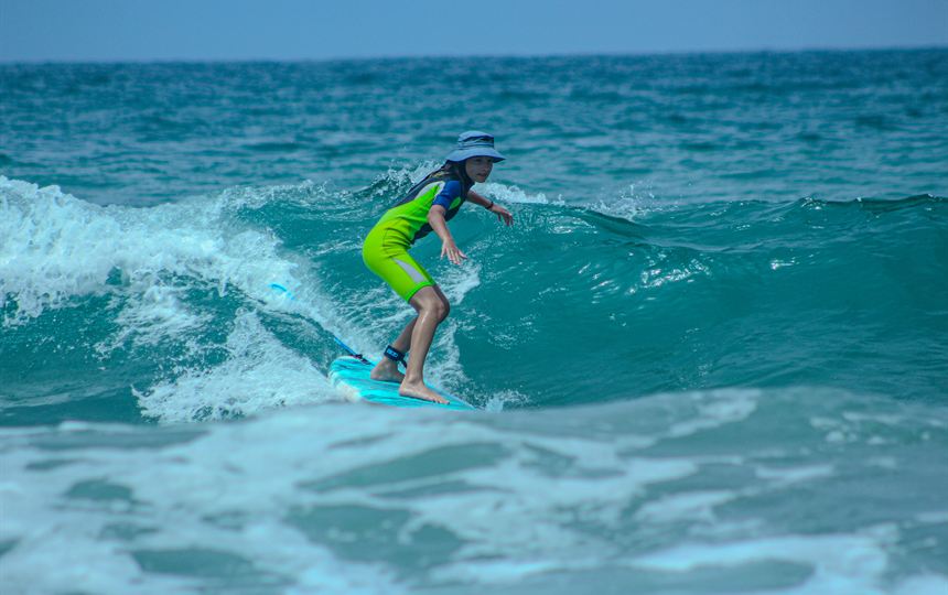 Surfeur en action filmé depuis la plage