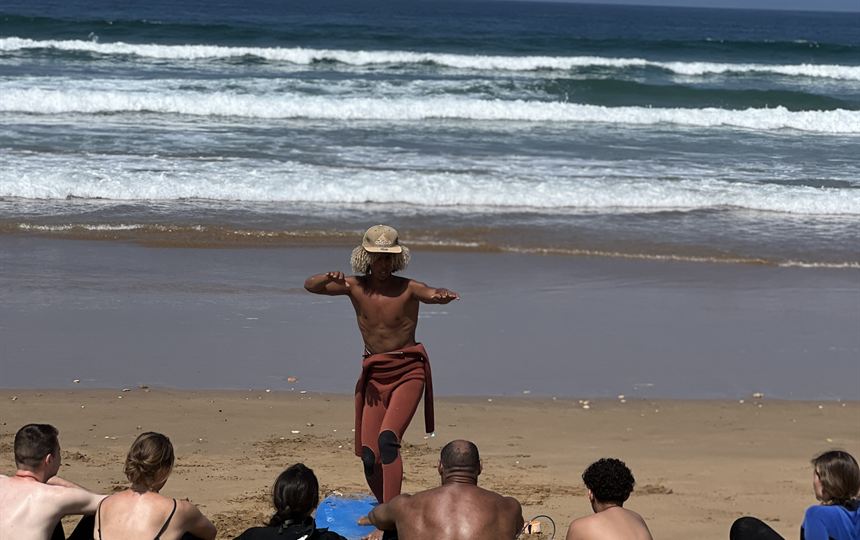 Échauffement collectif sur la plage avant la session